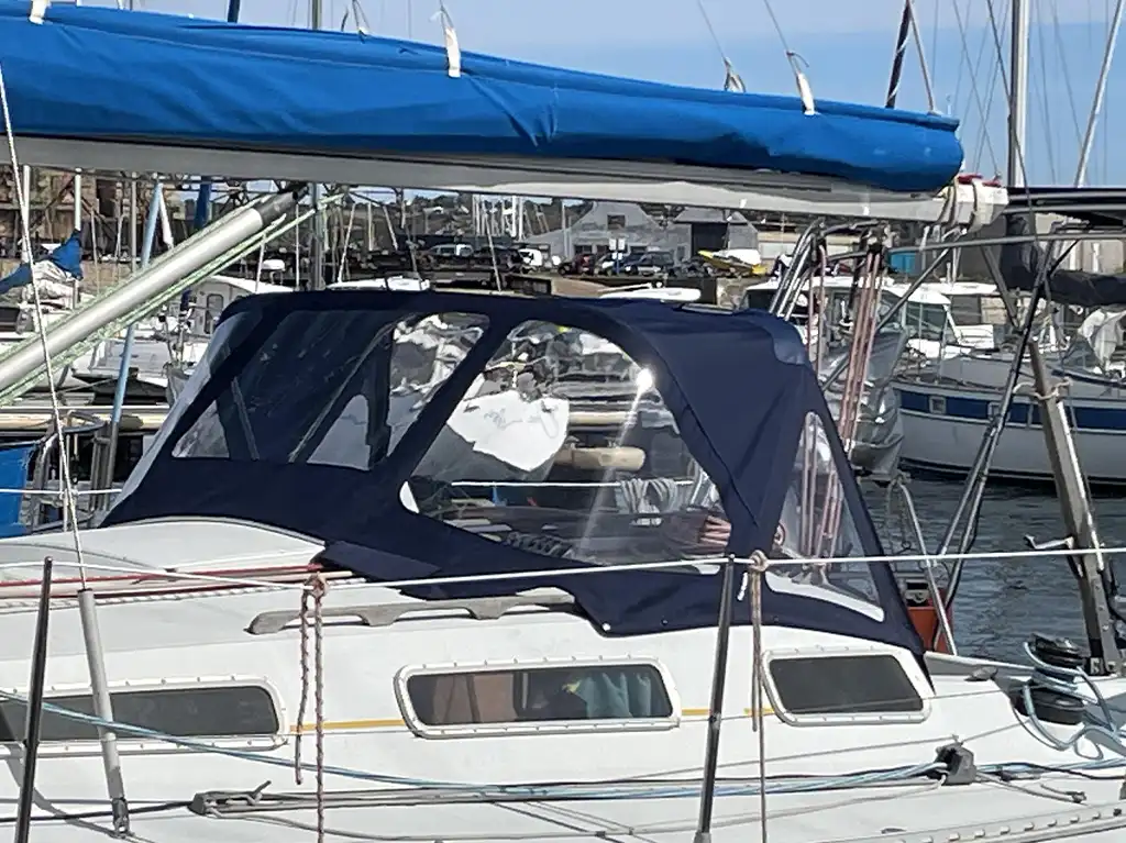 Plaisance Innovation à Camaret sur mer réalise les capotes de roof pour les voiliers feeling 920