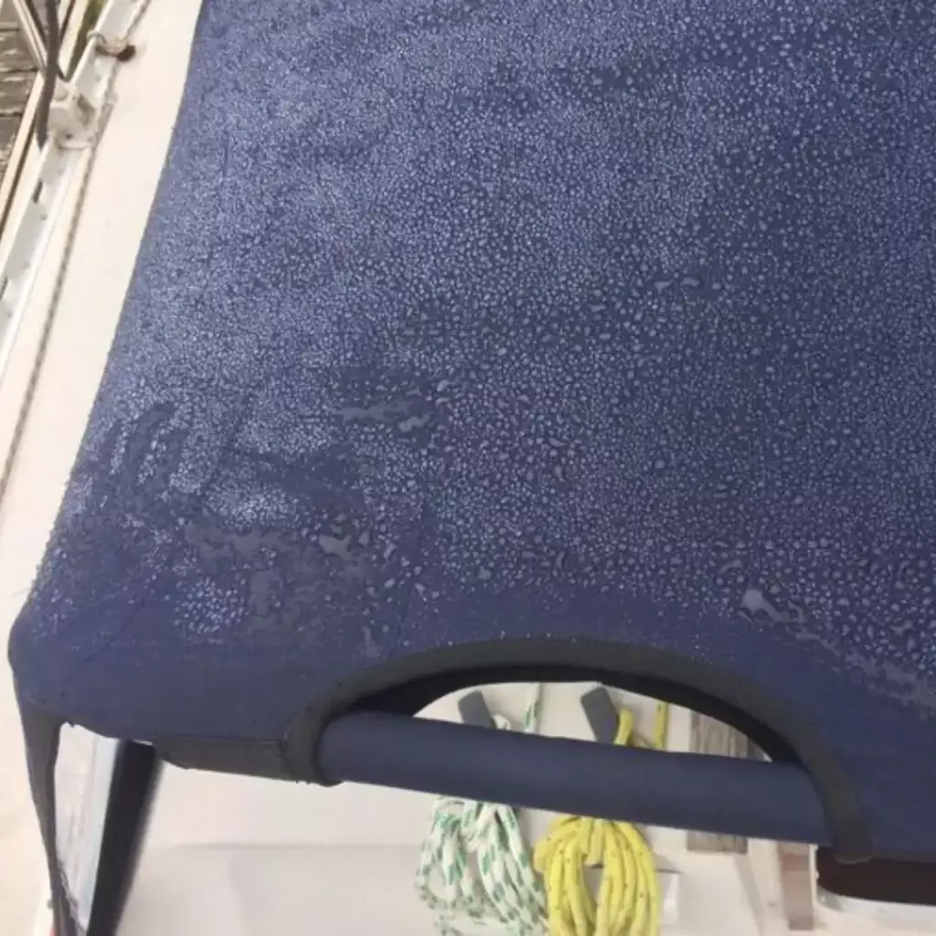 Capote de roof : Mains courantes intégrées