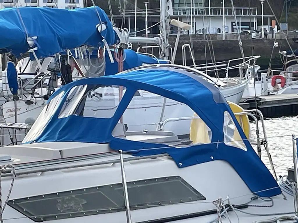 conception et fabrication de capote de roof sur-mesure en Bretagne pour voilier Bénéteau First 30 E de 1981