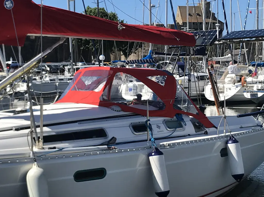 conception et fabrication de capote de roof sur-mesure en Bretagne pour voilier Jeanneau Sun Fast 36