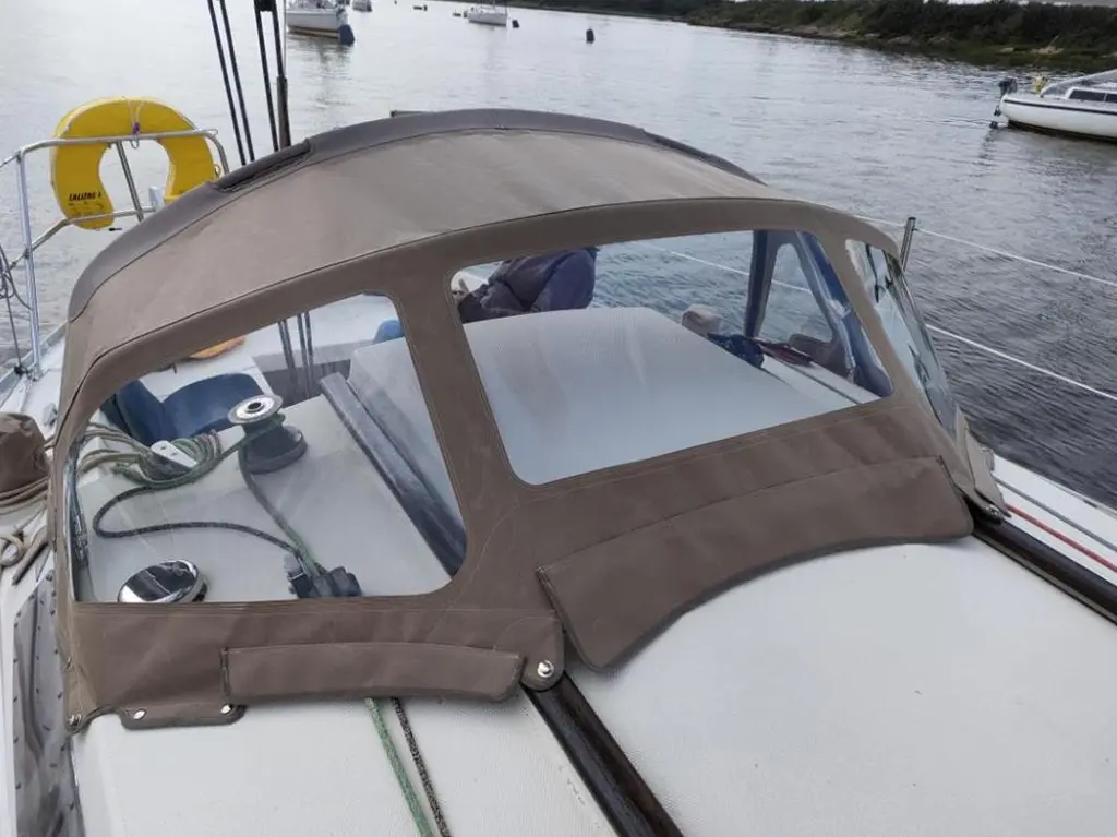 Plaisance Innovation a équipé un voilier monocoque habitable Aquila (fabrication Jeanneau) d'une capote de roof avec arceaux tout inox.