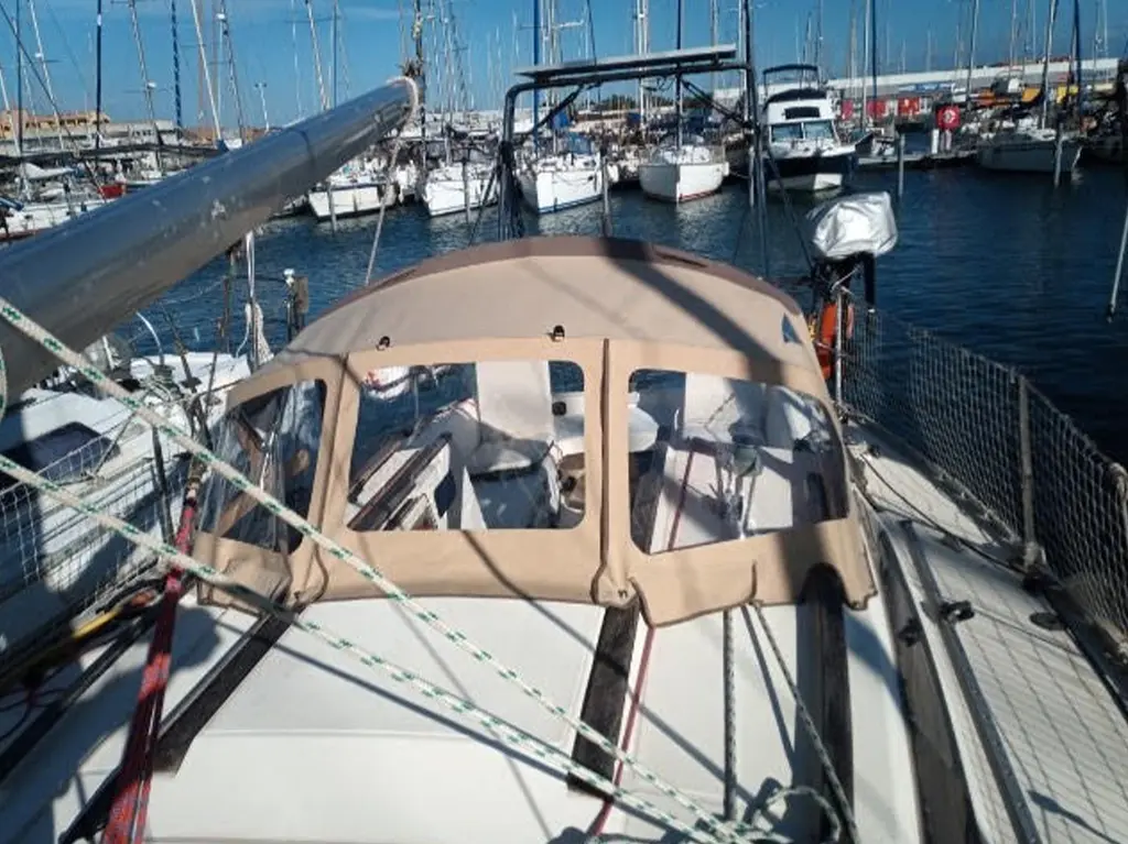 Plaisance Innovation a équipé un voilier monocoque habitable Attalia (fabrication Jeanneau) d'une capote de roof avec arceaux tout inox.