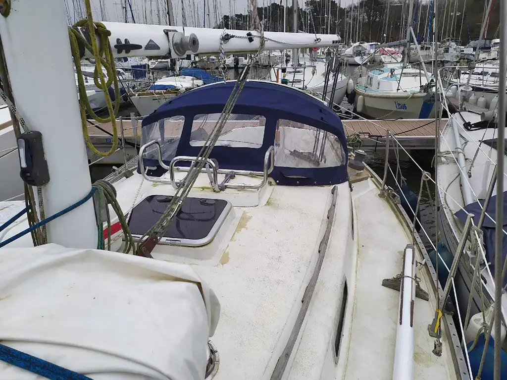 Plaisance Innovation a équipé un voilier monocoque habitable Centurion 32 (fabrication Wauquiez) d'une capote de roof avec arceaux tout inox.