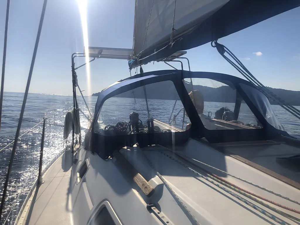 Plaisance Innovation a équipé un voilier monocoque habitable Dufour 30 Classic (fabrication Dufour Yacht) d'une capote de roof avec arceaux tout inox.