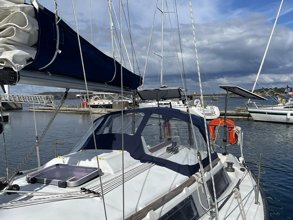 Plaisance Innovation a équipé un voilier monocoque habitable Dufour 30 Classic (fabrication Dufour Yachts) d'une capote de roof avec arceaux tout inox.