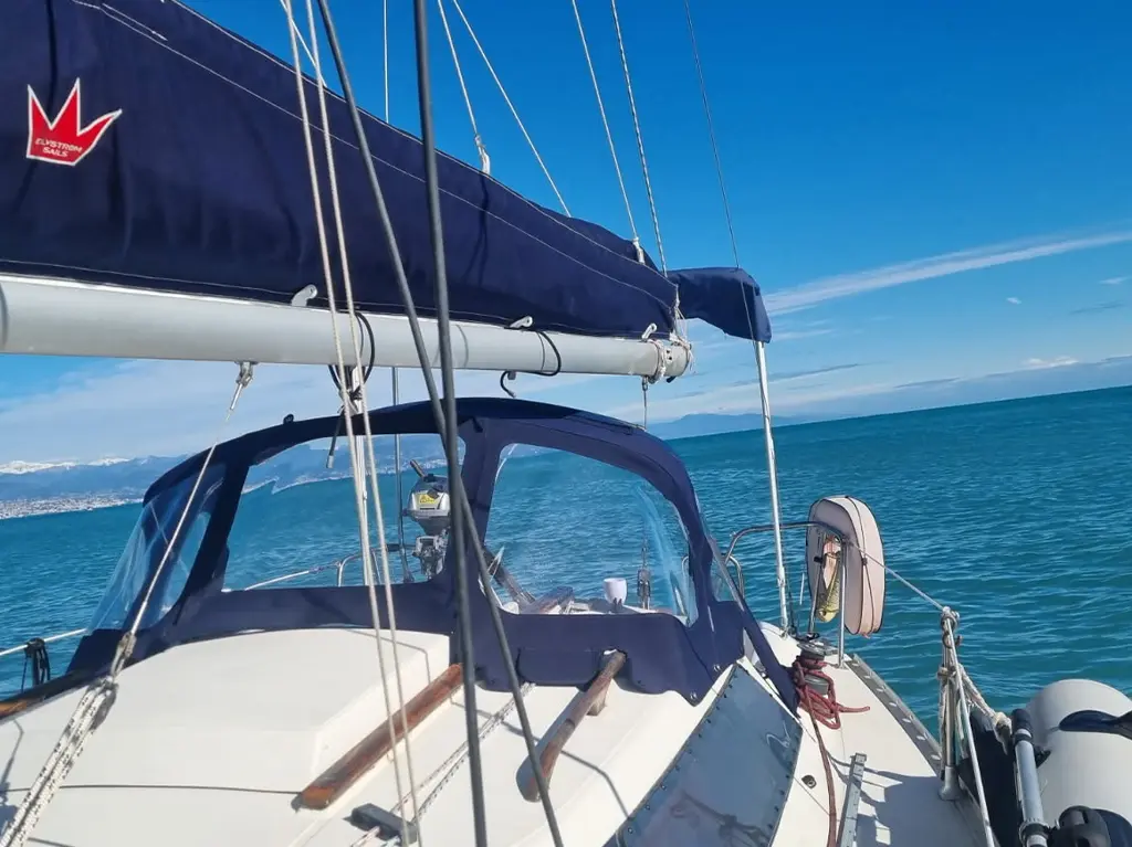 Plaisance Innovation a équipé un voilier monocoque habitable Fantasia (fabrication Jeanneau) d'une capote de roof avec arceaux tout inox.