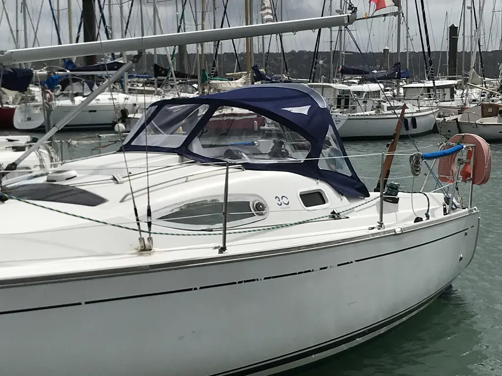 Plaisance Innovation a équipé un voilier monocoque habitable Feeling 30 (fabrication Kirié) d'une capote de roof avec arceaux tout inox.
