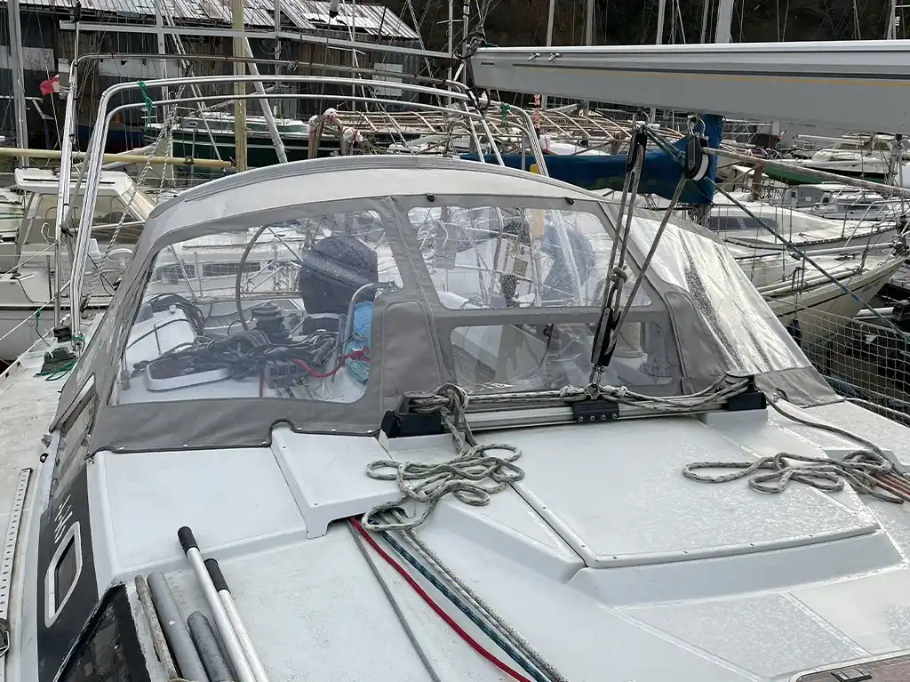 Plaisance Innovation a équipé un voilier monocoque habitable Feeling 446 (fabrication Kirié) d'une capote de roof avec arceaux tout inox.