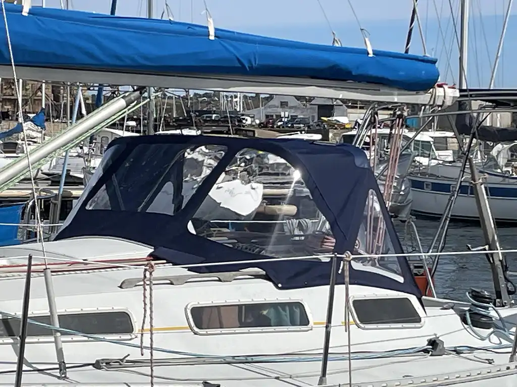 Plaisance Innovation a équipé un voilier monocoque habitable Feeling 960 (fabrication Kirié) d'une capote de roof avec arceaux tout inox.