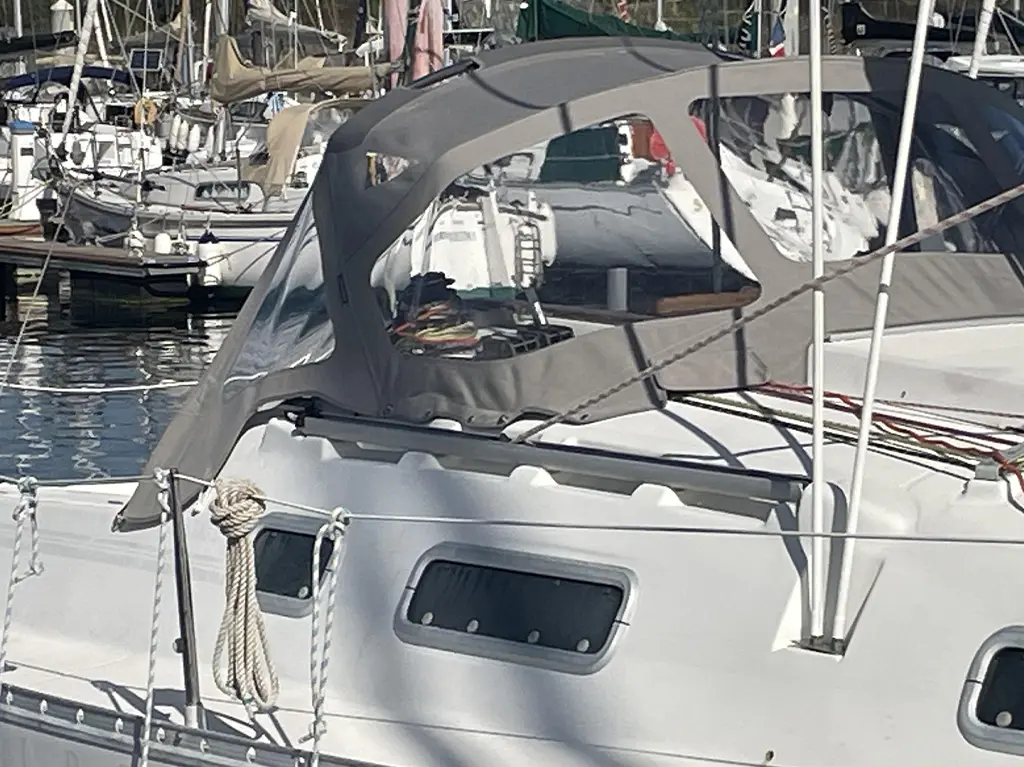 Capote de roof sur mesure pour un voilier monocoque habitable Bénéteau First 265, compatible avec le génois