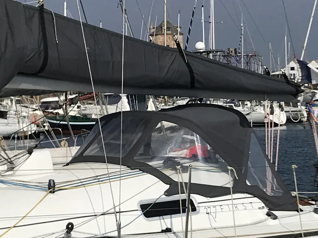conception et fabrication de capote de roof sur-mesure en Bretagne pour voilier Bénéteau First 27.7
