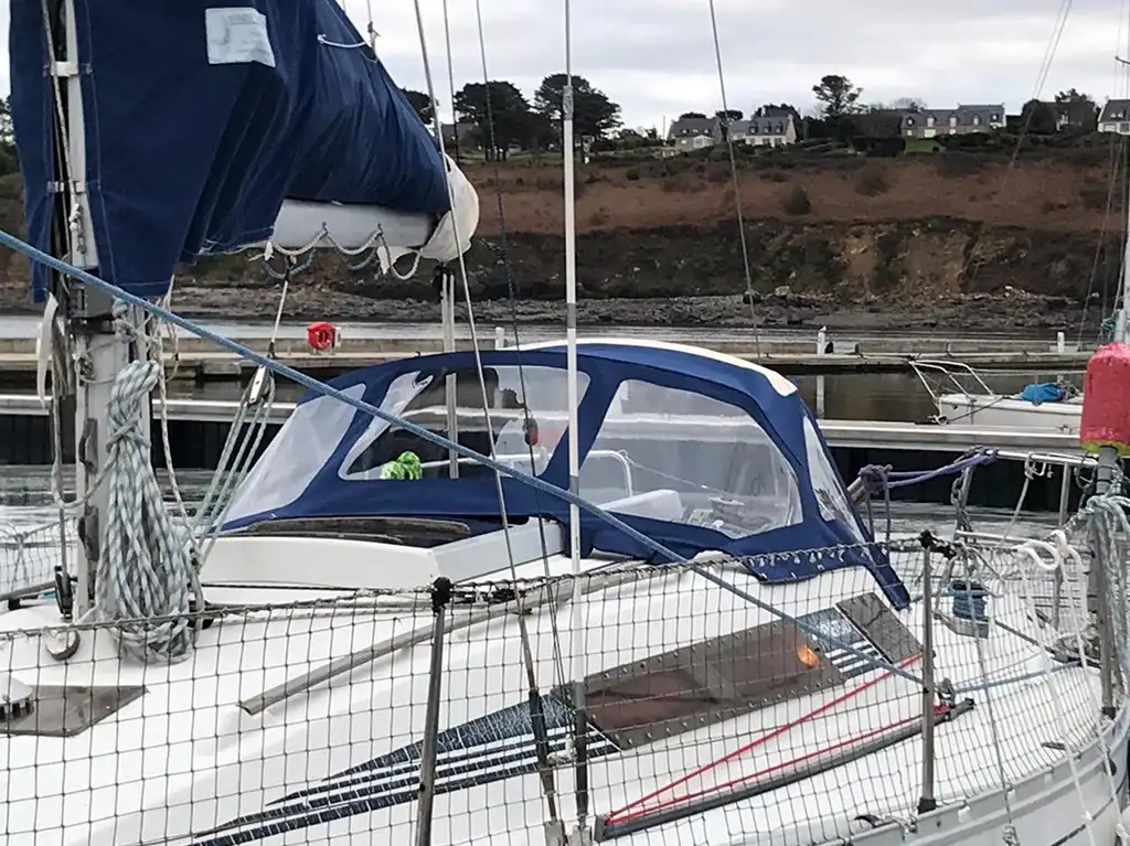 conception et fabrication de capote de roof sur-mesure en Bretagne pour voilier Bénéteau First 305