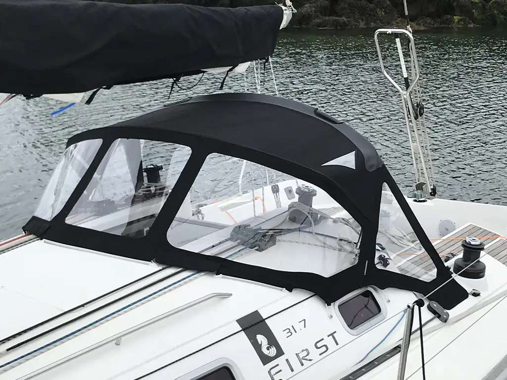 conception et fabrication de capote de roof sur-mesure en Bretagne pour voilier Bénéteau First 31.7