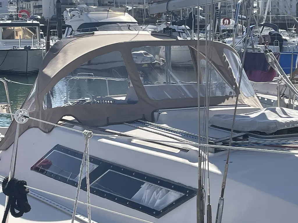 conception et fabrication de capote de roof sur-mesure en Bretagne pour voilier Bénéteau First 32