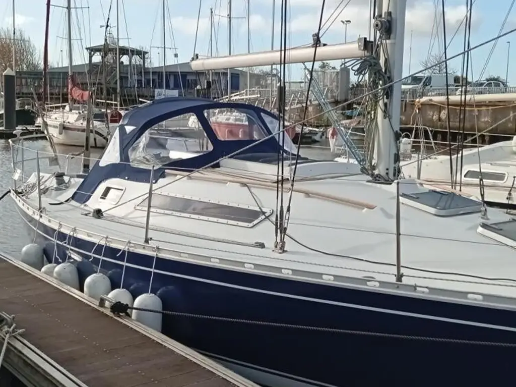 Capote de roof sur mesure pour un voilier monocoque habitable Bénéteau First 325.