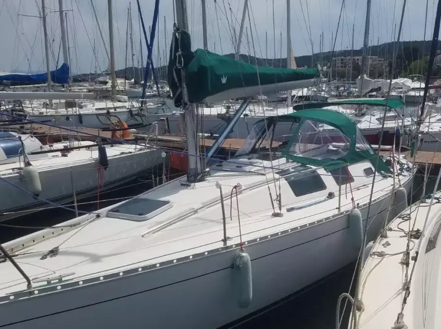 Capote de roof sur mesure pour un voilier monocoque habitable Bénéteau First 32S5.