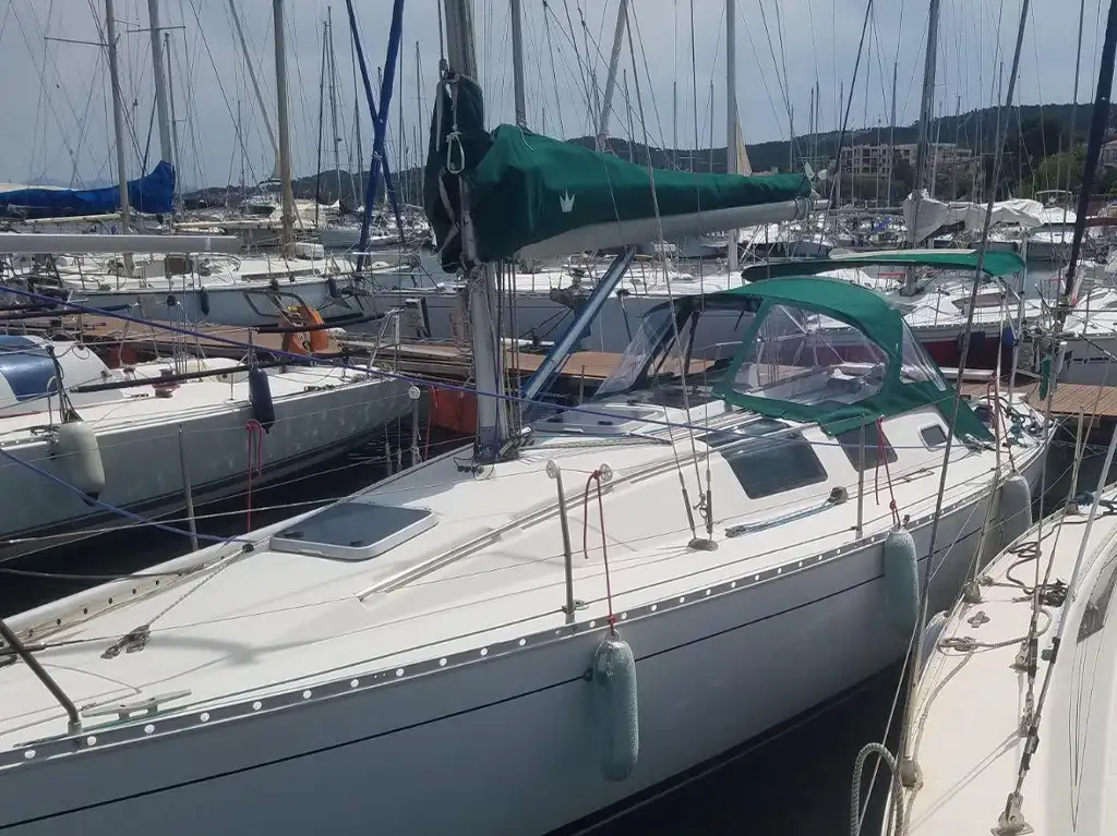 Capote de roof sur mesure pour un voilier monocoque habitable Bénéteau First 32S5.