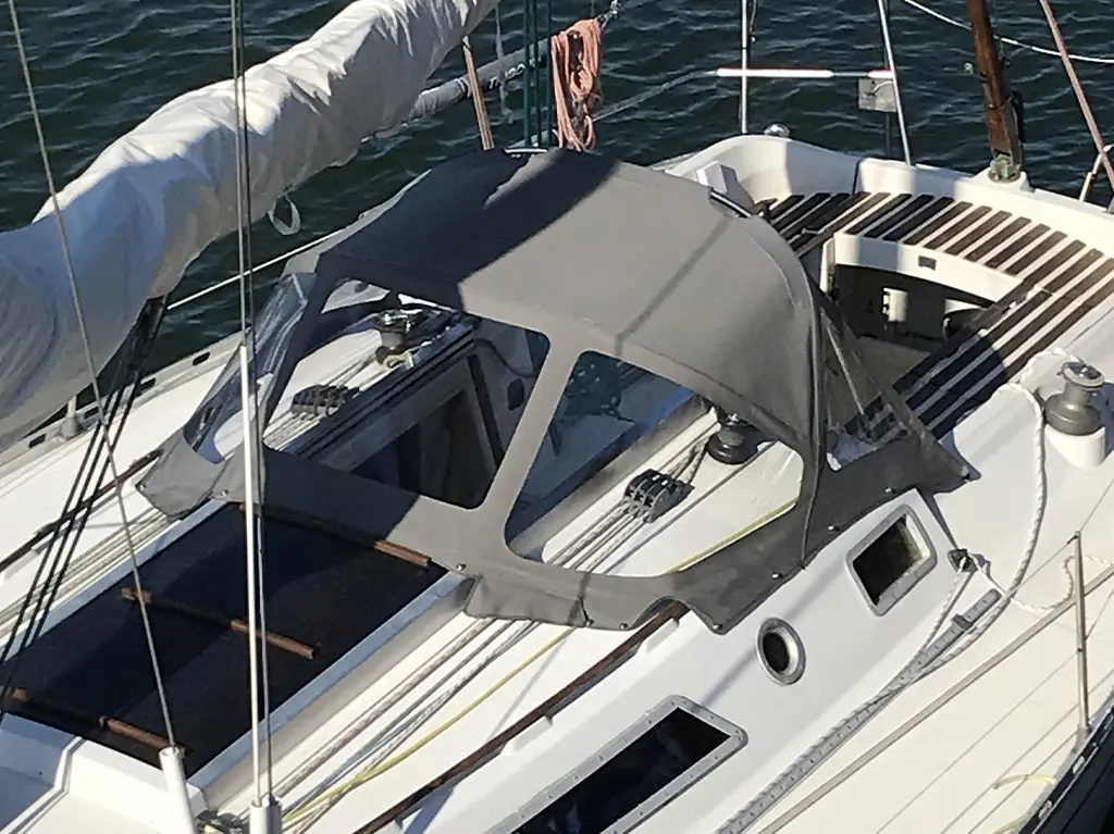 Capote de roof sur mesure pour un voilier monocoque habitable Bénéteau First 345.