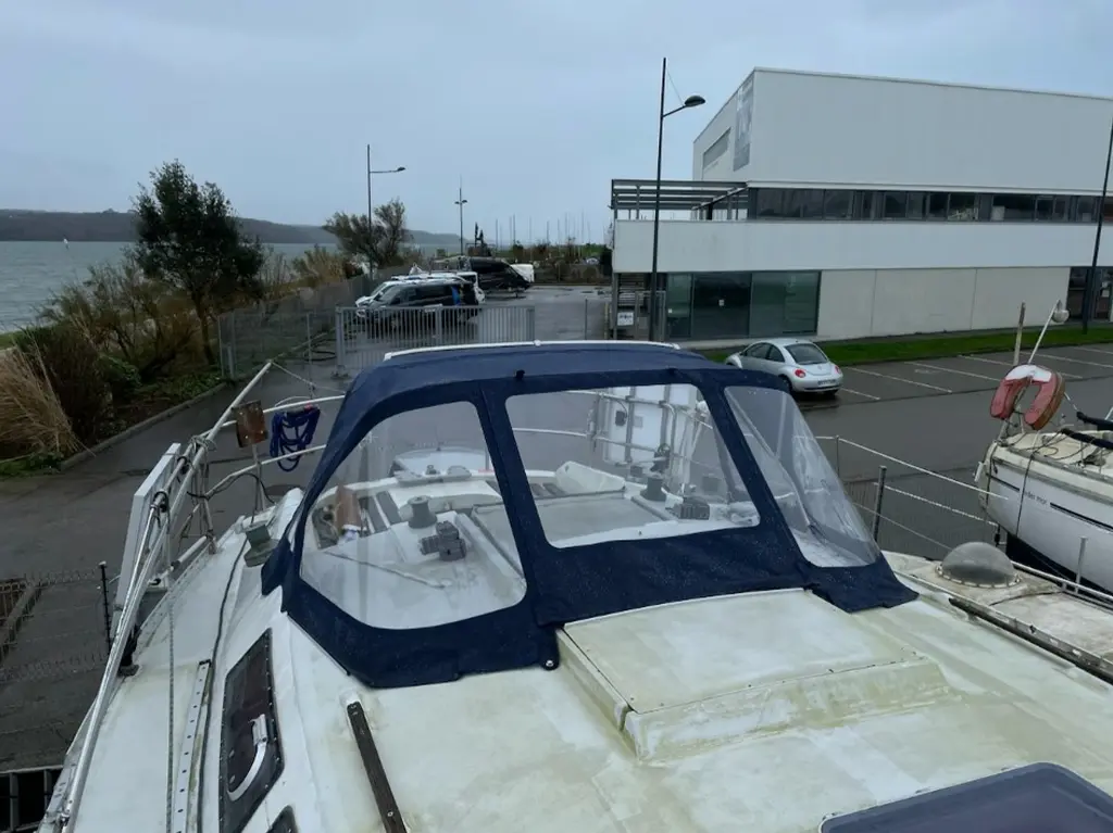 Capote de roof sur mesure pour un voilier monocoque habitable Gib'Sea 105 et 106.