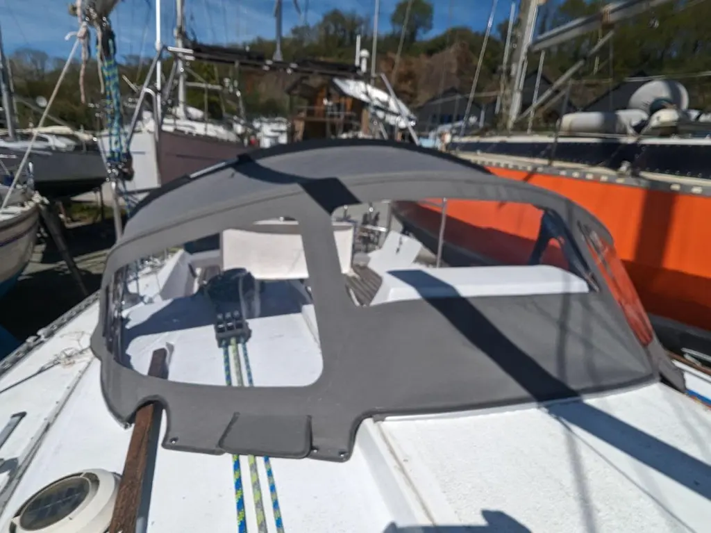 Capote de roof sur mesure pour un voilier monocoque habitable Gib'Sea 30.