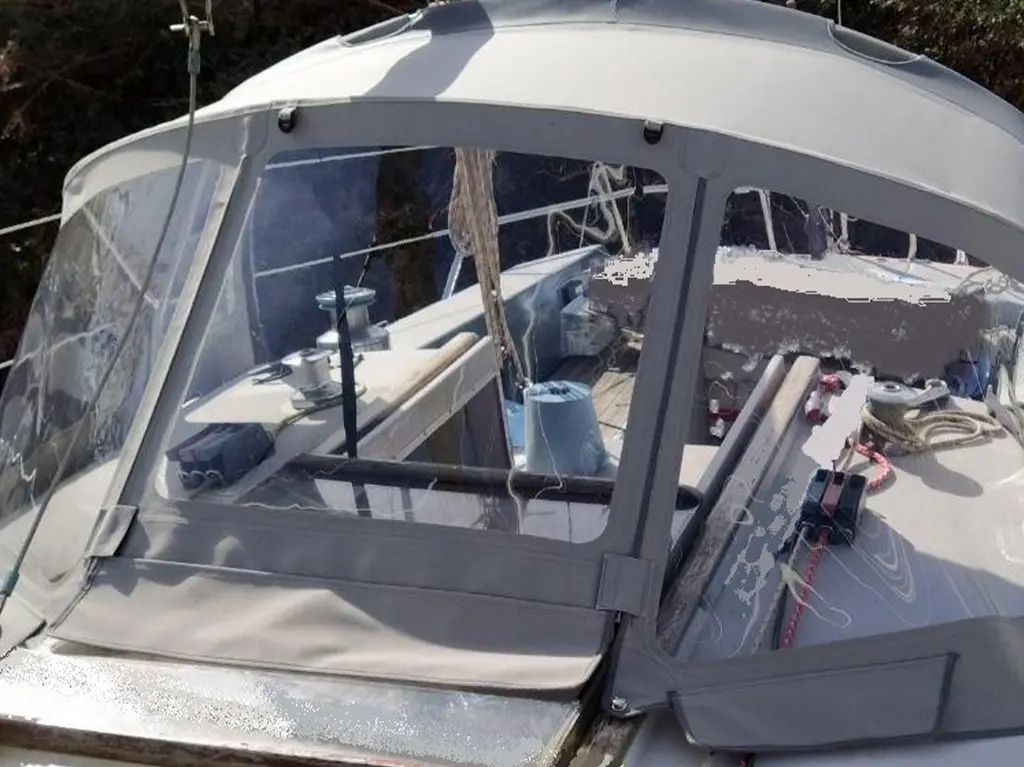 Plaisance Innovation a équipé un voilier monocoque habitable Fantasia Melody Jeanneau) d'une capote de roof avec arceaux tout inox.