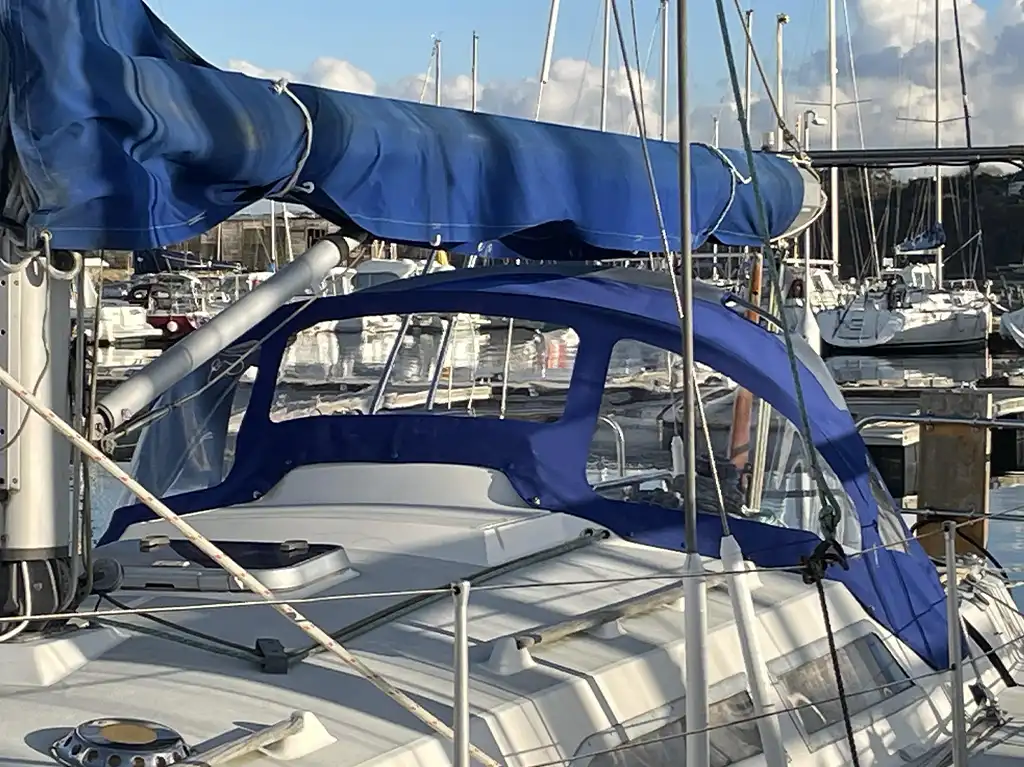 Capote de roof sur-mesure pour voilier Jeanneau Melody 31.
