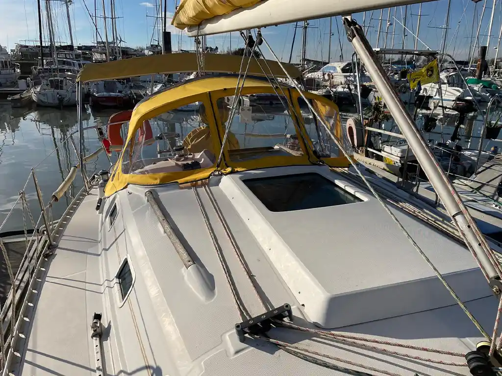conception et fabrication de capote de roof sur-mesure en Bretagne pour voilier Bénéteau Oceanis 311
