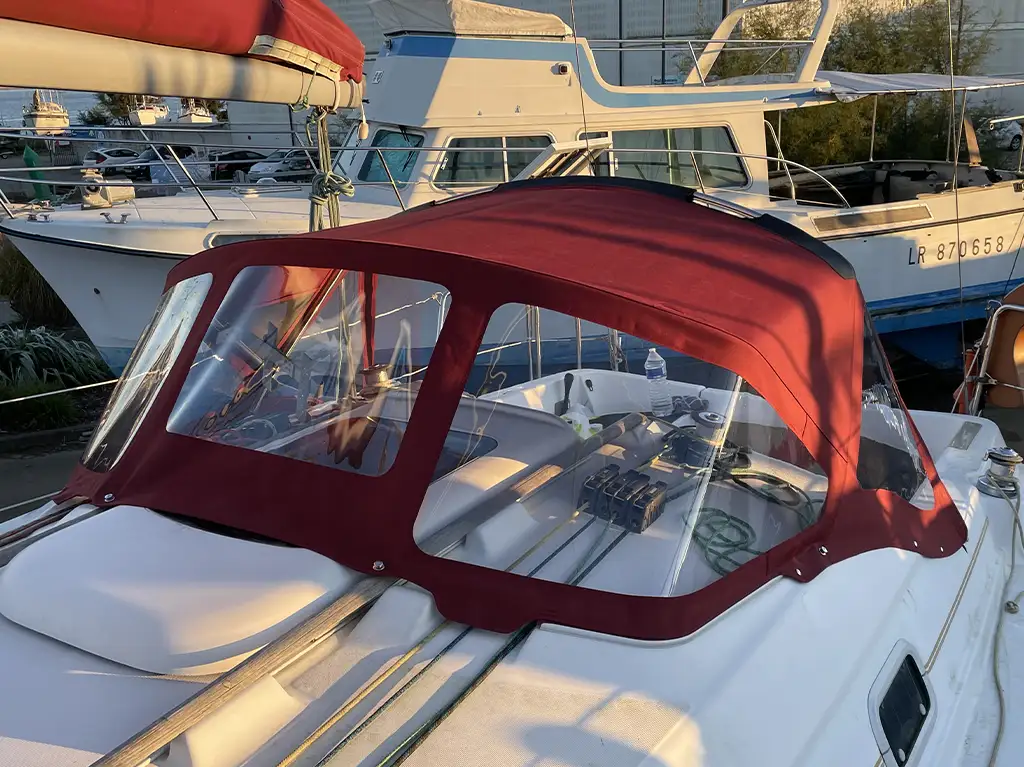 conception et fabrication de capote de roof sur-mesure en Bretagne pour voilier Bénéteau Oceanis 281
