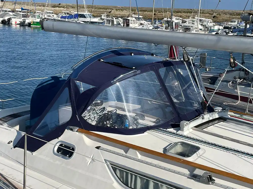 conception et fabrication de capote de roof sur-mesure avec panneau solaire en Bretagne pour voilier Sun Odissey 37.2