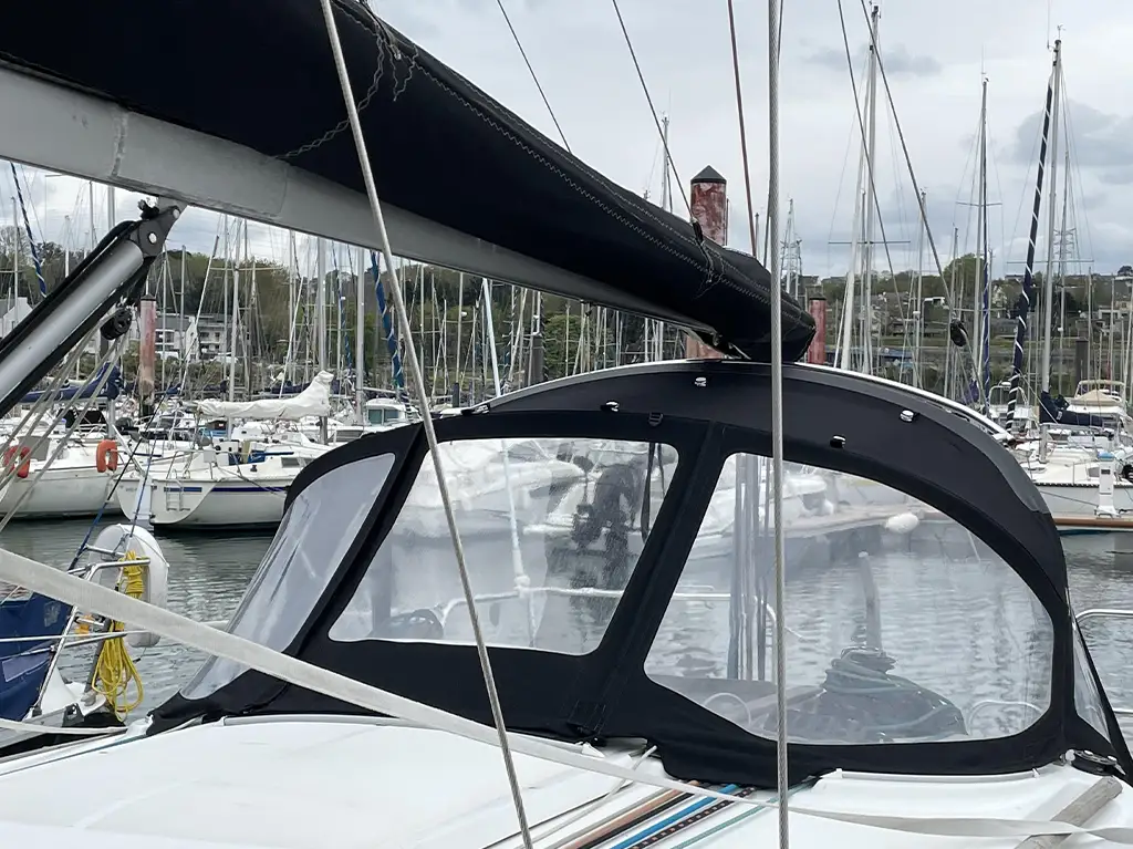 conception et fabrication de capote de roof sur-mesure en Bretagne pour voilier Jeanneau Sun Fast 32.i