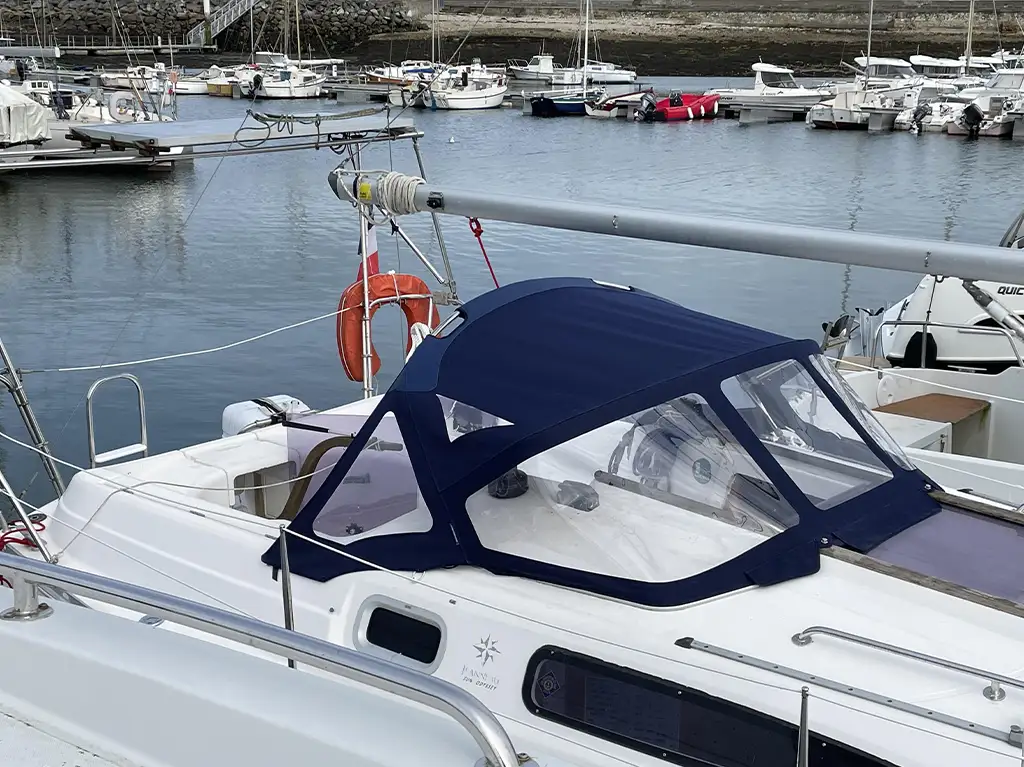 conception et fabrication de capote de roof sur-mesure en Bretagne pour voilier Jeanneau Sun Odyssey 29.2
