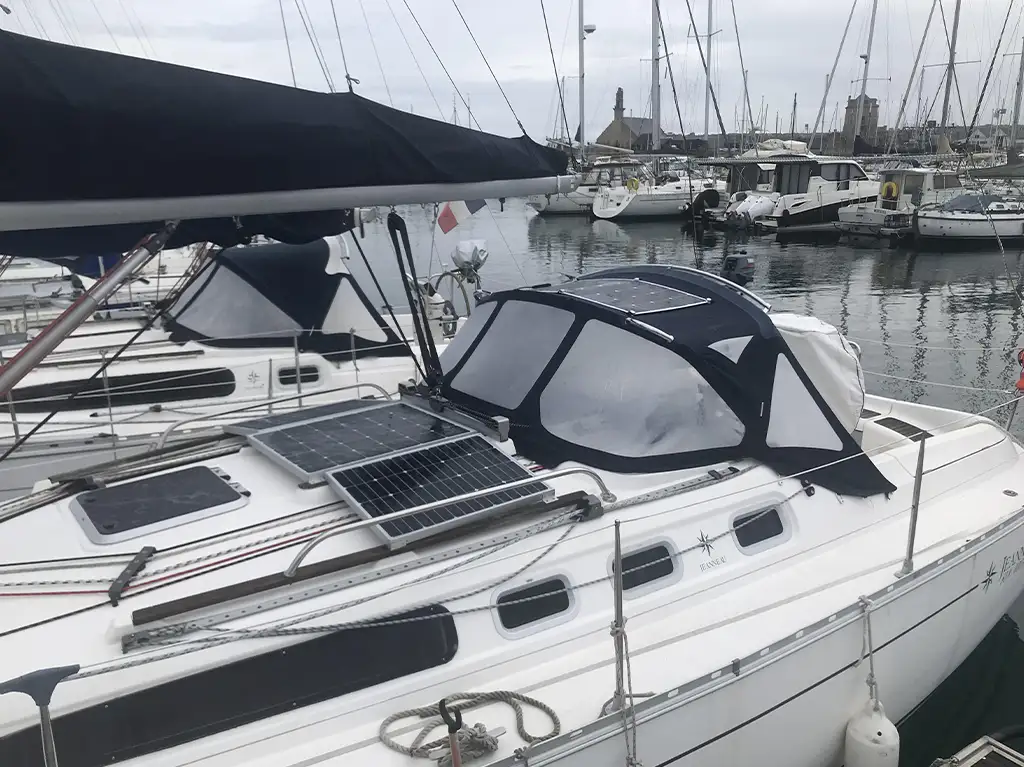 conception et fabrication de capote de roof sur-mesure en Bretagne pour voilier Jeanneau Sun Odyssey 34.2