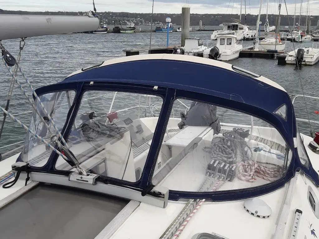 conception et fabrication de capote de roof sur-mesure en Bretagne pour voilier Jeanneau Sun Odyssey 37.1