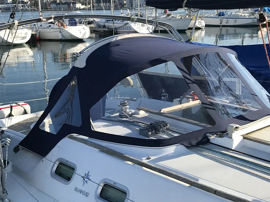 conception et fabrication de capote de roof sur-mesure en Bretagne pour voilier Jeanneau Sun Odyssey 37