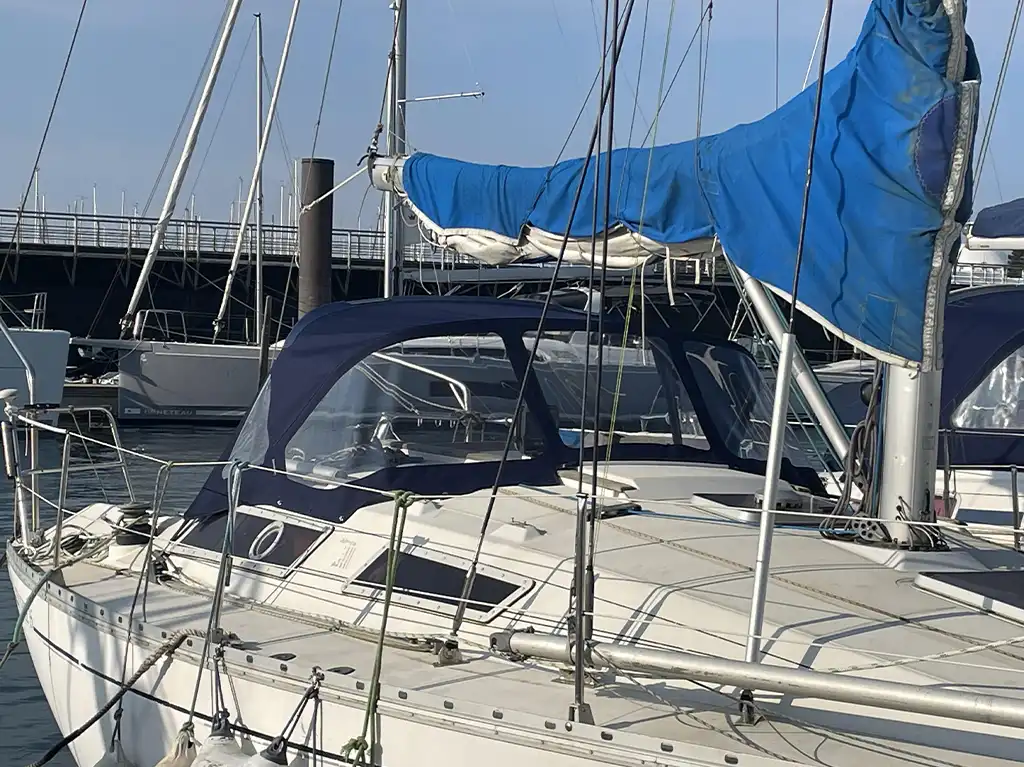 conception et fabrication de capote de roof sur-mesure en Bretagne pour voilier Jeanneau Sun Rise 35