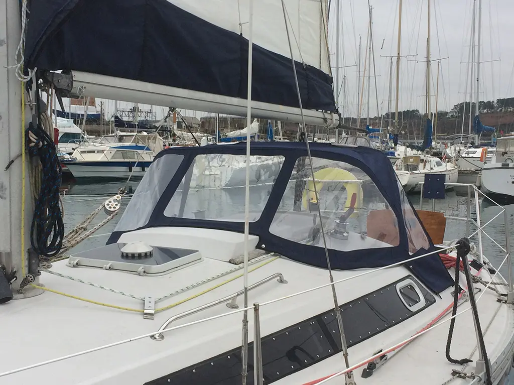conception et fabrication de capote de roof sur-mesure en Bretagne pour voilier Jeanneau Symphonie