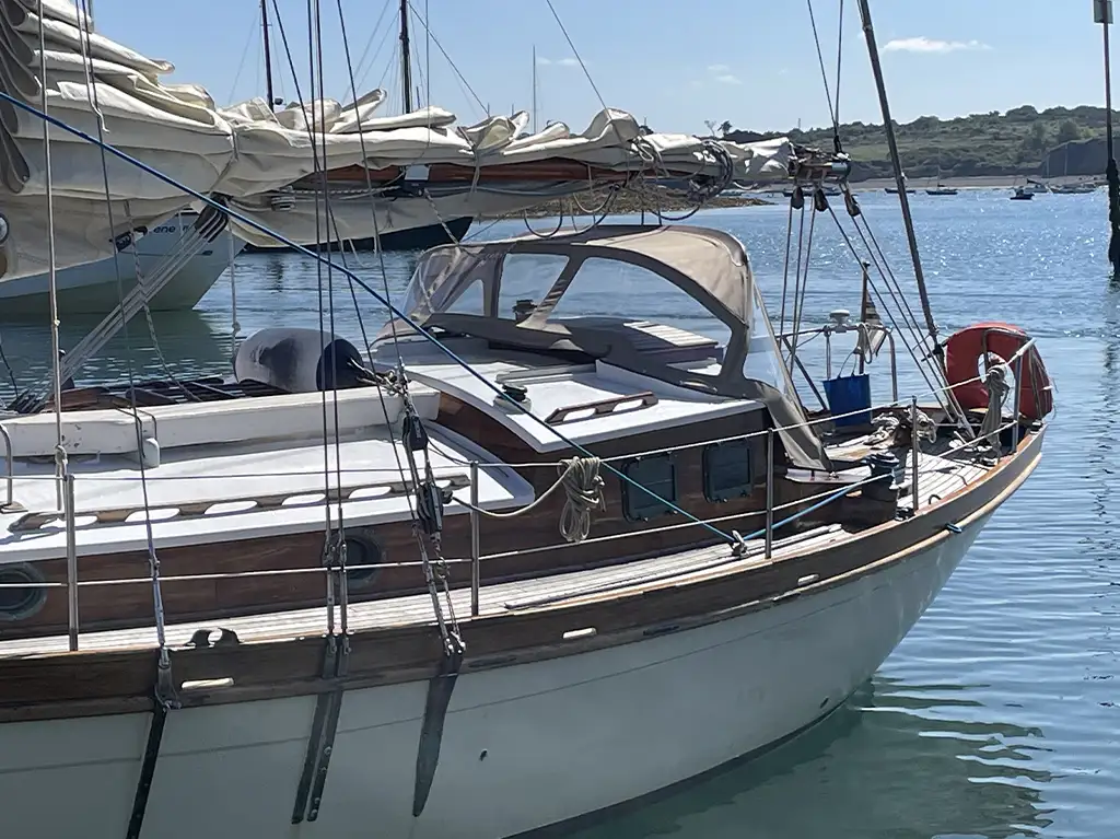 conception et fabrication de capote de roof sur-mesure en Bretagne pour voilier unique