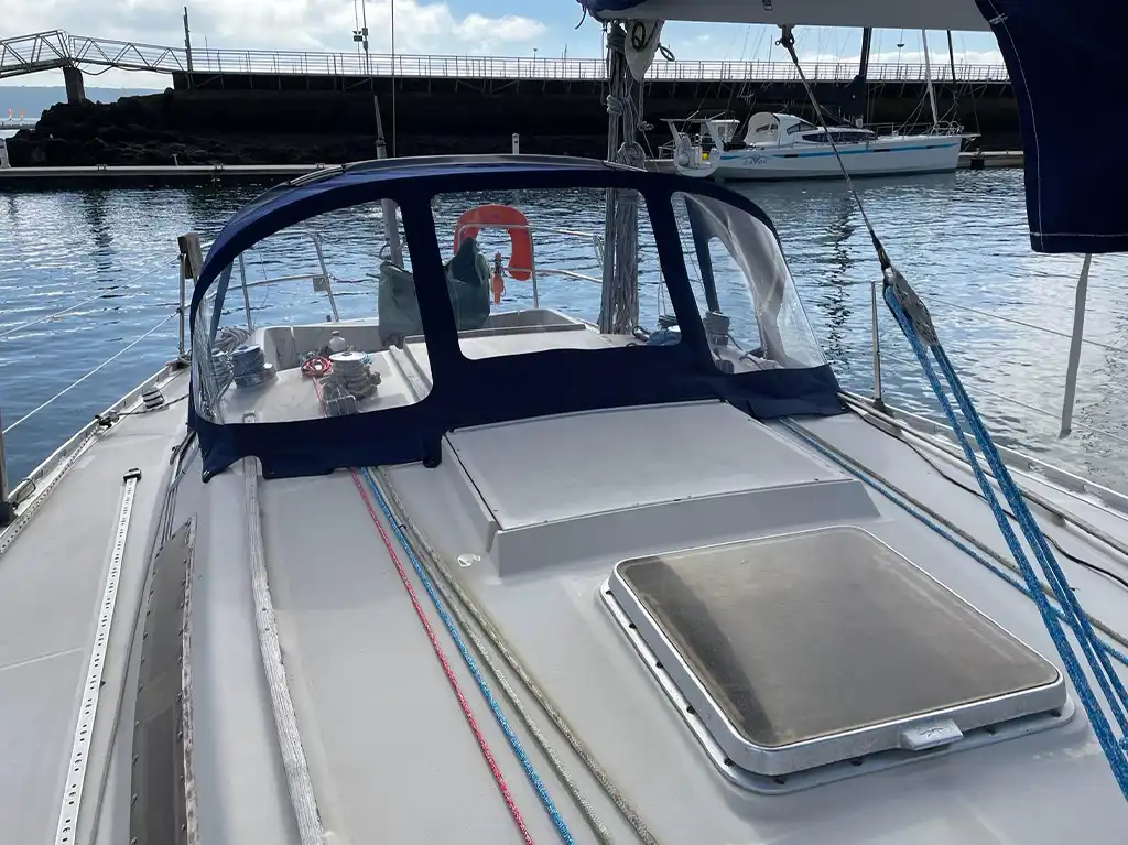 conception et fabrication de capote de roof sur-mesure en Bretagne pour voilier Bénéteau First 35