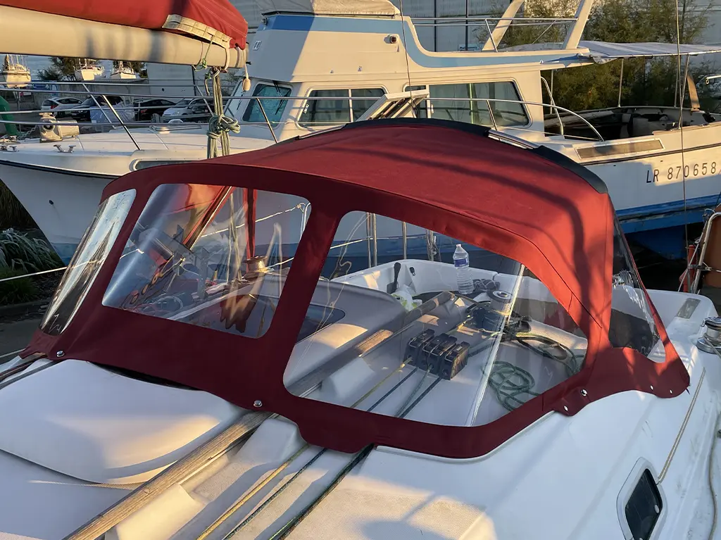 Plaisance Innovation spécialiste de la conception de capote de roof sur-mesure utilise deux références de toiles nautiques haut de gamme : Sunbrella et Sauleda.