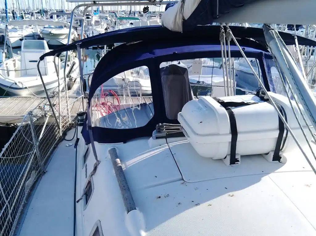 conception et fabrication de capote de roof sur-mesure en Bretagne pour voilier Bénéteau Oceanis Clipper 323