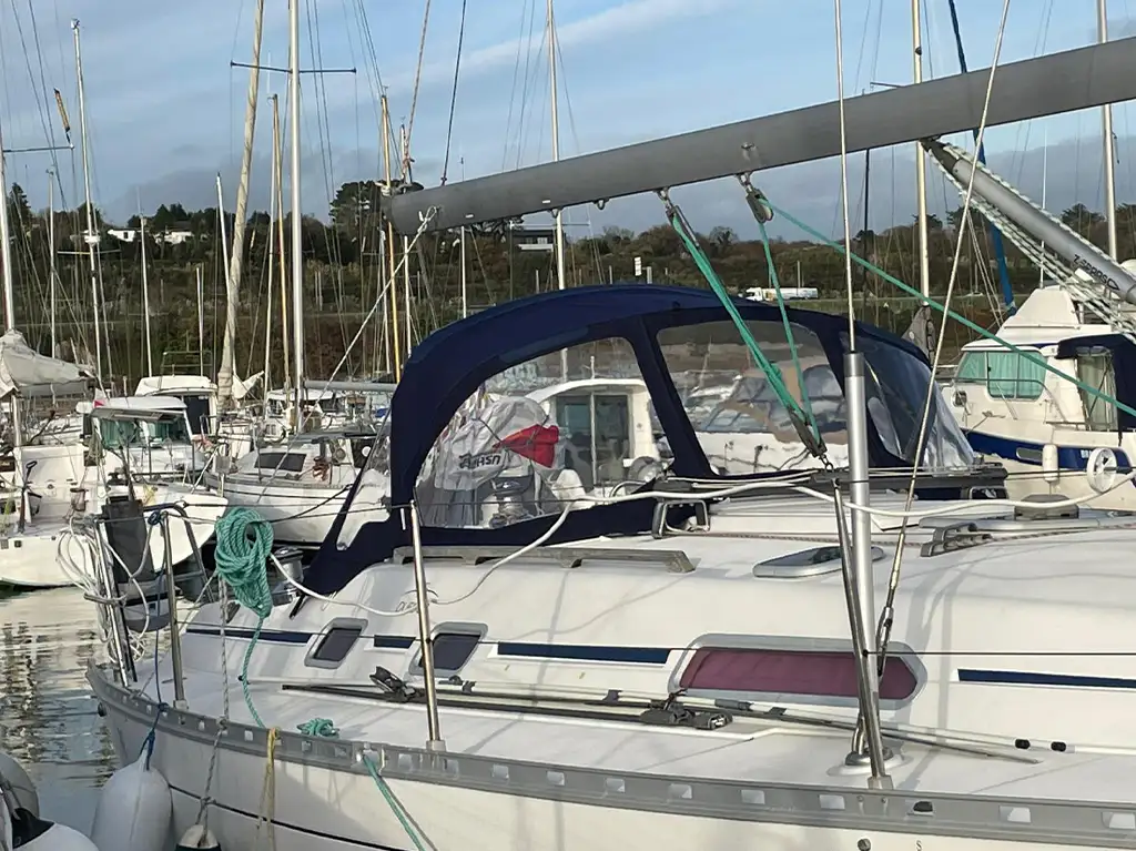 Plaisance Innovation a équipé un voilier monocoque habitable Dufour 36 Classic (fabrication Dufour Yacht) d'une capote de roof avec arceaux tout inox.