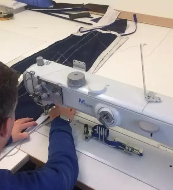 Plaisance Innovation conçoit et fabrique des capotes de roof avec arceaux tout-inox, fournies avec kit de montage.