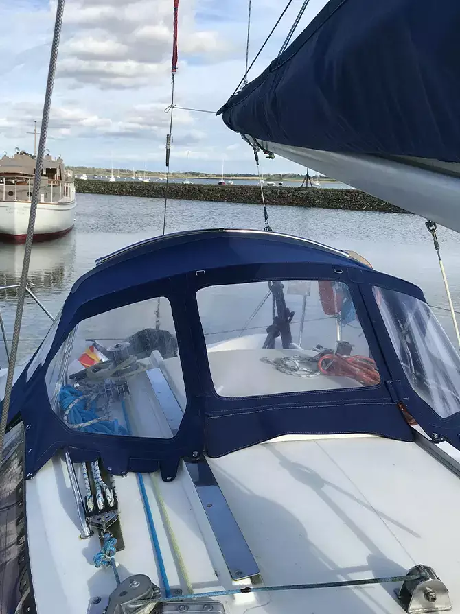 Plaisance Innovation conçoit et fabrique sur mesure les capotes de roof tout inox de voiliers et bateaux à Camaret sur mer dans le Finistère, en Bretagne